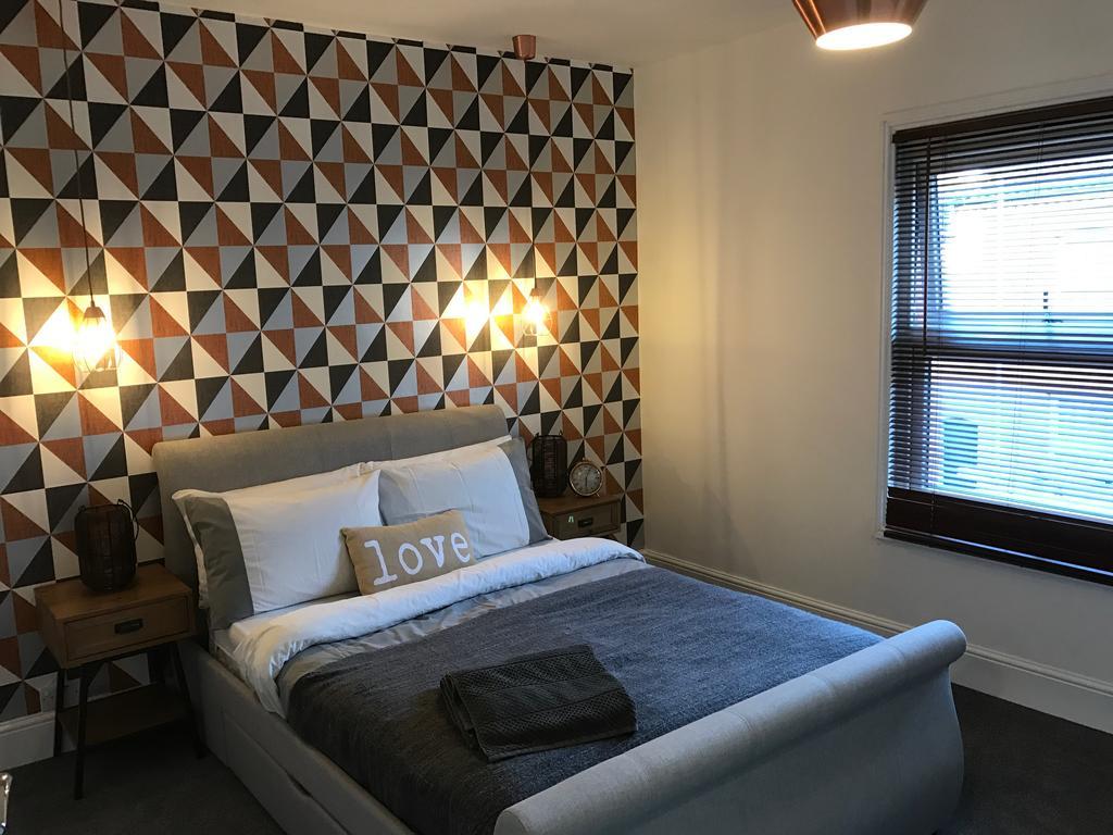 Cambridge House - Modern 2 Bedroom House, Close To Luton Airport & Town Centre エクステリア 写真